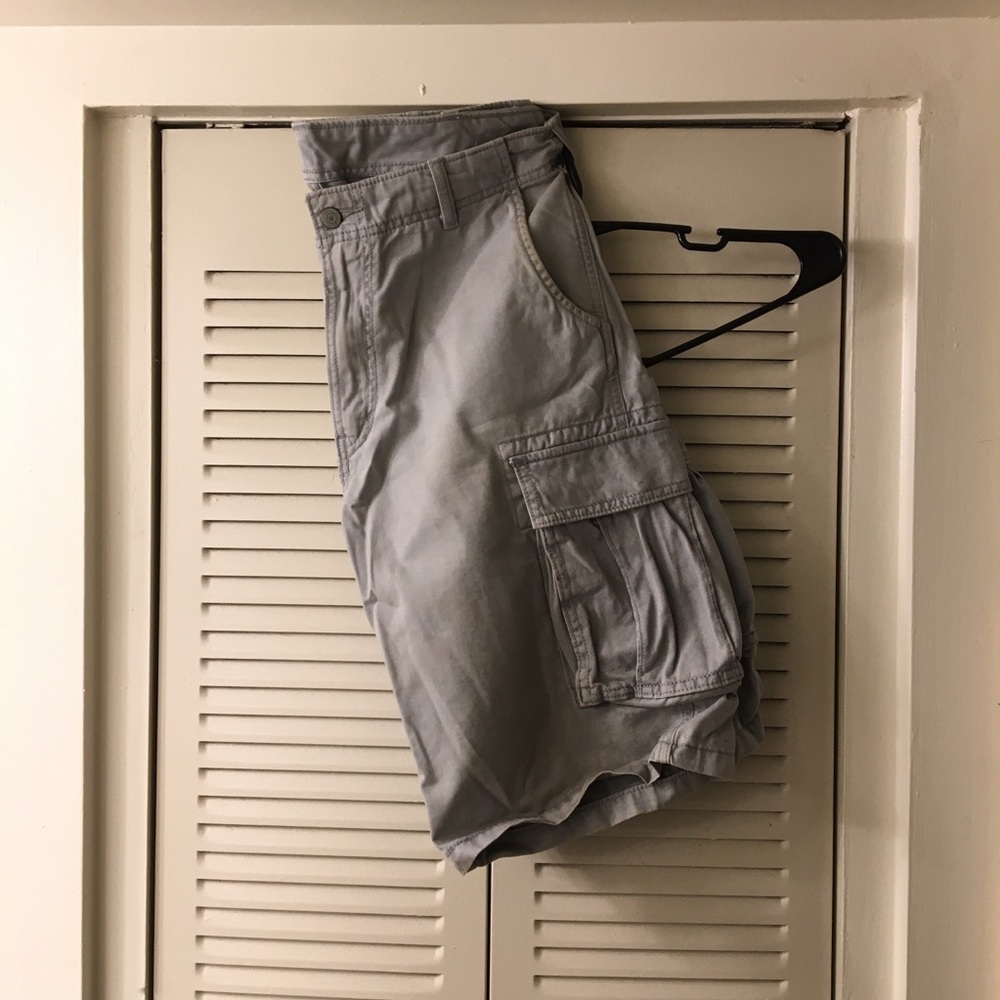 Men’s Levi’s Cargo Shorts sz. 33